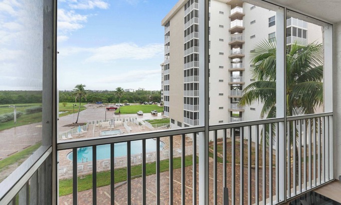 Bonita Springs Condo | Newly Renovated Beach & Tennis Unit 3402