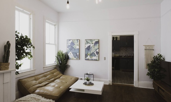 Metropolitan House | Newly Renovated Victorian Home in Downtown SAV