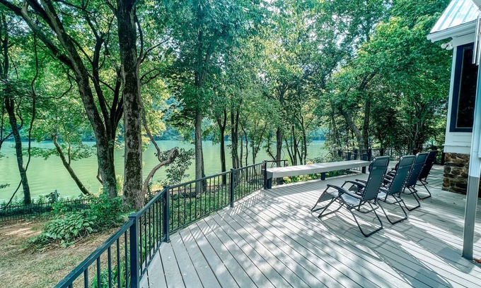 Mountain View House | Newly Renovated White River Retreat, Breathtaking Views of the River, Sleeps 18