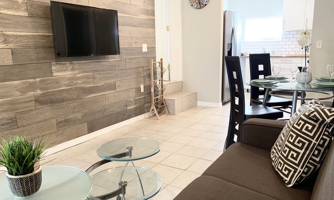 Southgate Cottage | Newly updated cottage close to Downtown and beach