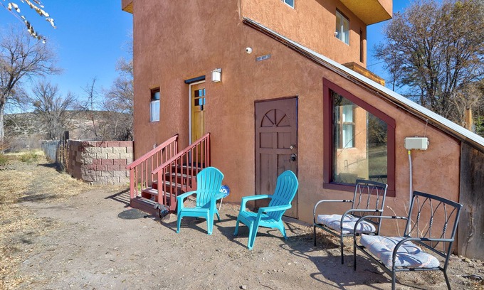 Dixon House | Newly Updated Dixon Wine House. 2 Bedroom 3 Story with room for 8.