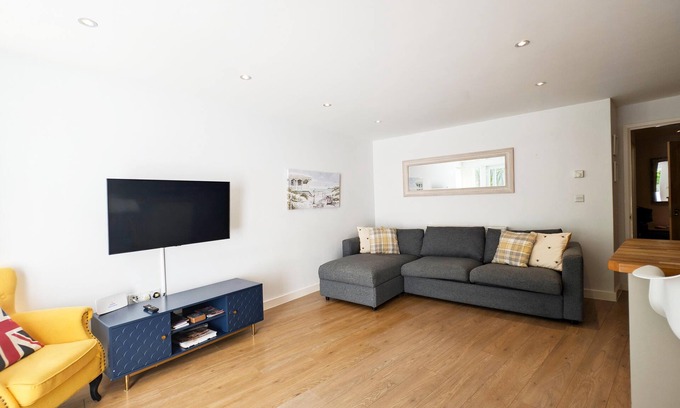 Newquay City Centre Apartment | Newquay Escape/10 min to beach/Patio/Parking