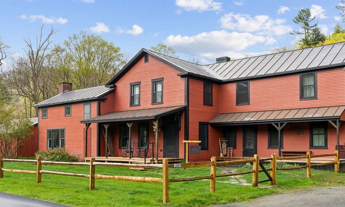 South Pomfret House | Next to Saskadena Ski, Great Views - Half Past Six