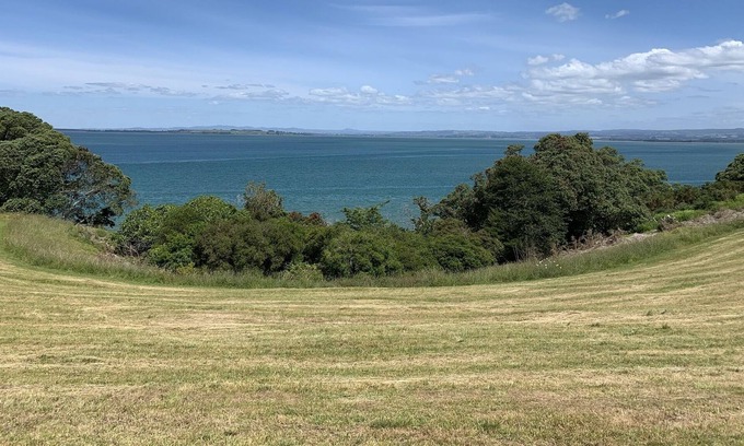 Katikati House | Next to the sea and reserve, self contained 1 bdrm unit, own entrance & parking.