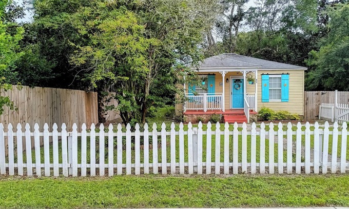 Warrington Cottage | nHalloween family getaway: hidden gem/jacuzzi tub/pet friendly/.Mins. from NAS