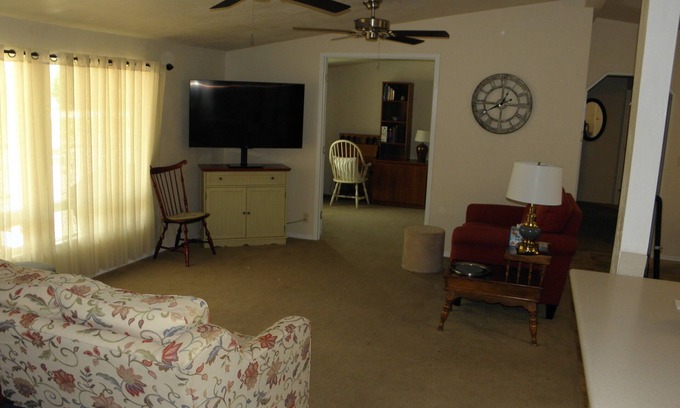 Black Horse House | Nice 2-1/2 bedroom Home with AC in Catalina