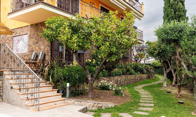 Borghetto Santo Spirito Villa | Nice apartment in villa for 5 people with WIFI, A/C, pool, terrace and pets allowed