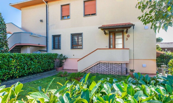 Rosignano Solvay Apartment | Nice apartment for 4 people with WIFI, A/C, TV and patio