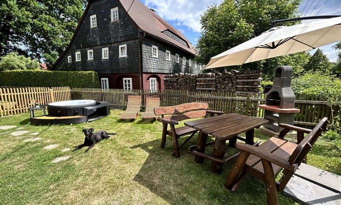 Grossschoenau Apartment | Nice apartment for 7 guests with WIFI, hot tub, TV, patio and pets allowed