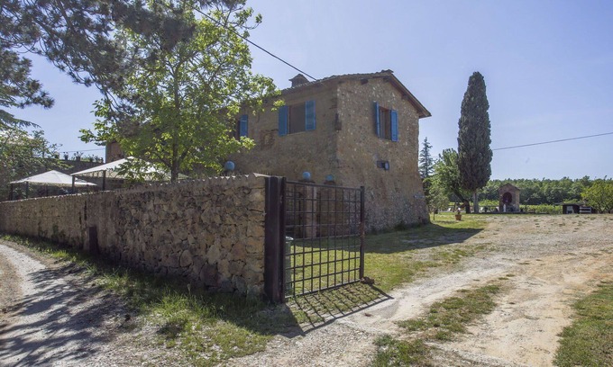 Monteriggioni Villa | Nice apartment in villa for 6 guests with pool, WIFI, TV, patio, pets allowed and panoramic view