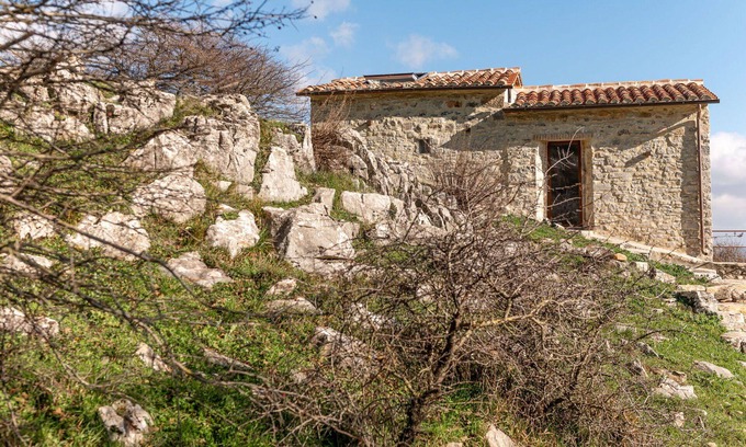 Arcidosso House | Nice apartment in villa for 2 guests with patio and pets allowed