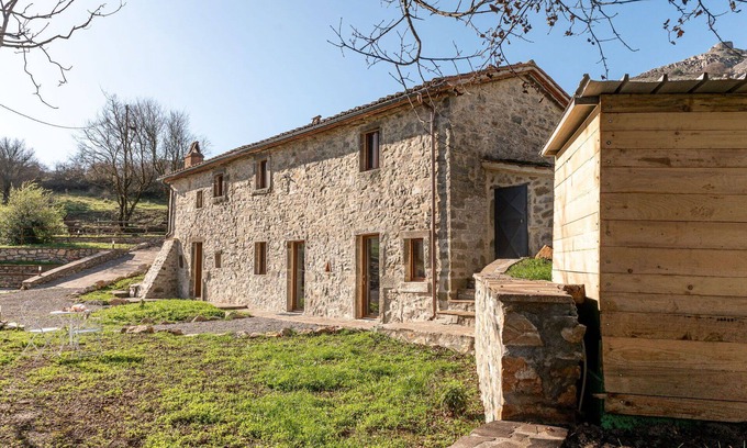 Arcidosso House | Nice apartment in villa for 6 guests with patio, pets allowed and panoramic view