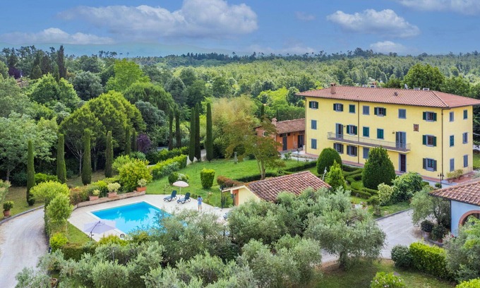 Fucecchio Villa | Nice apartment in villa for 15 people with hot tub, private pool, A/C, WIFI, TV and pets allowed