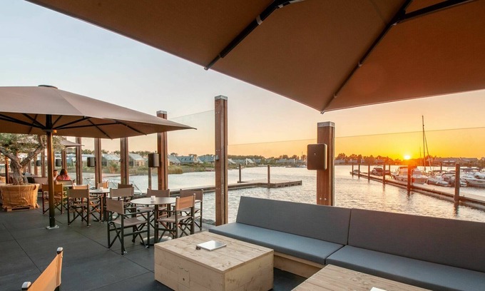 Tholen House | Nice apartment in villa for 8 guests with WIFI, TV and parking