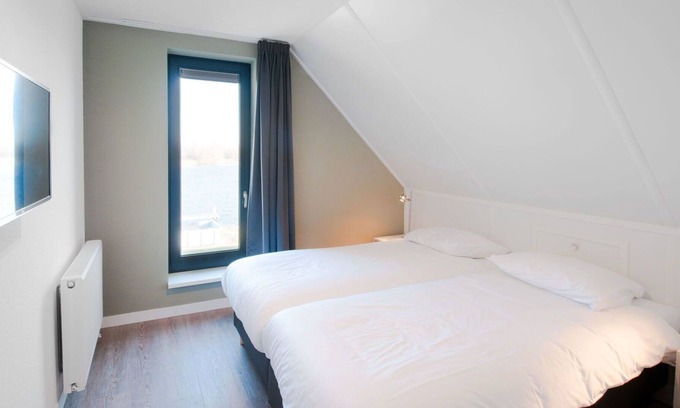 Tholen House | Nice apartment in villa for 10 guests with WIFI, TV and parking