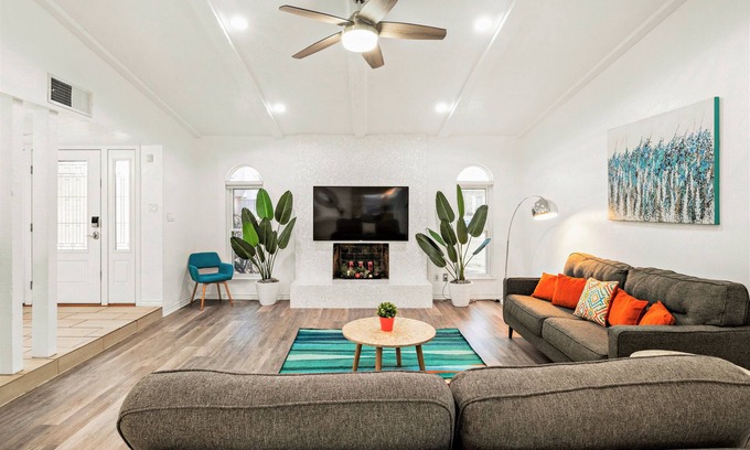 Plano House | Nice Backyard, King Bed, Family Friendly, Cornhole, Grill, Foosball, Games