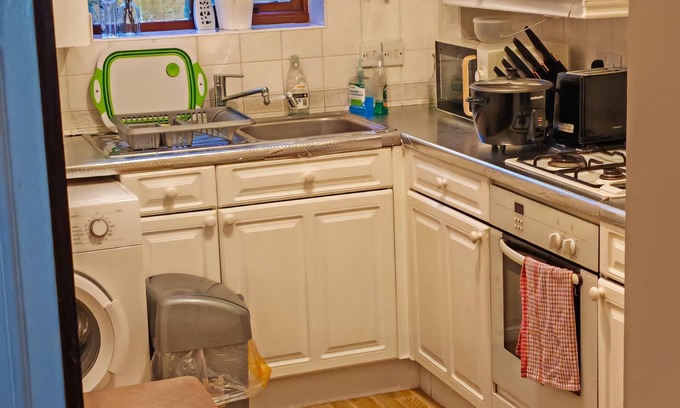 Fairfield Apartment | Nice flat with free parking and free wifi. Close to town centre