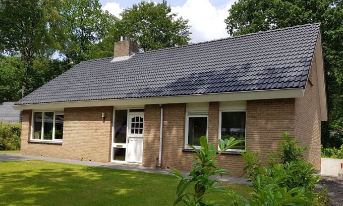Bosgebied Hoenderloo House | Nice holiday home with fireplace located in nature