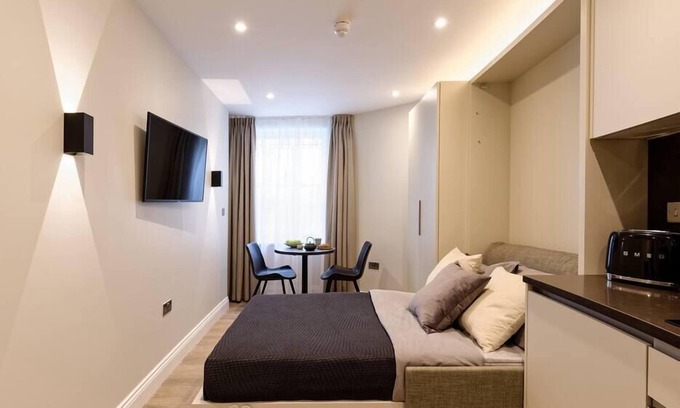 Queen's Gate Apartment | Nice micro studio with Shared bathroom.