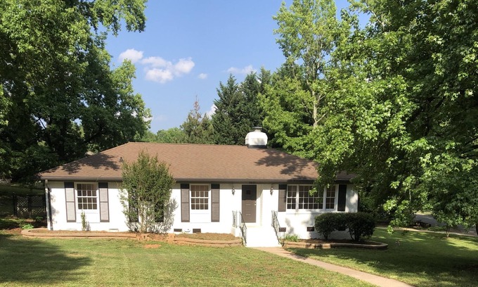 Paw Creek House | Nice Peaceful home in Charlotte! 8 mins to downtown, 1.5 miles to clt airport