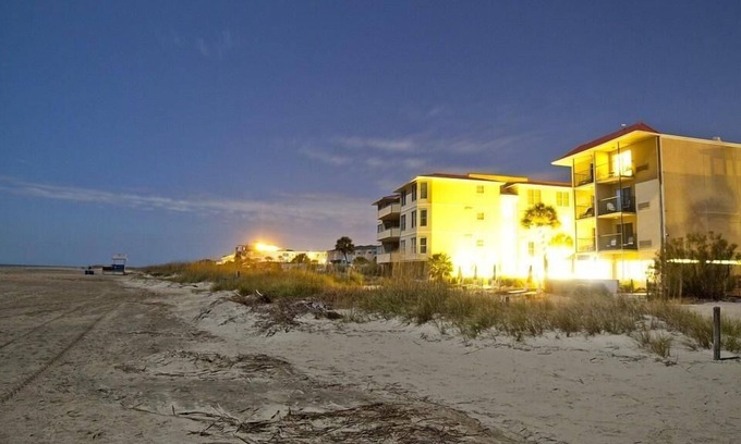 Tybee Island Hotel | Nicely Appointed Guest Room w/Free WiFi & Shared Walkway Balcony