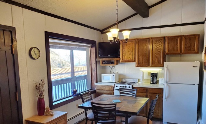 Glenwood Springs Condo | Nicely decorated and convenient - on the upper parking lot level with great views.