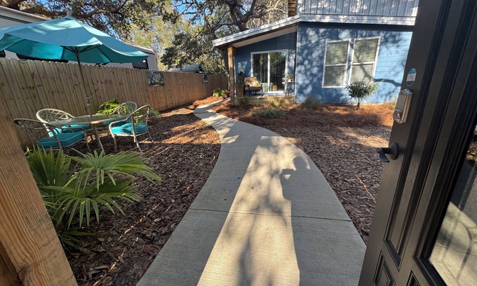 Fort Walton Beach - Destin House | Niceville FL Charming 2-bedroom house with WiFi, AC OUTDOOR kitchen and LR