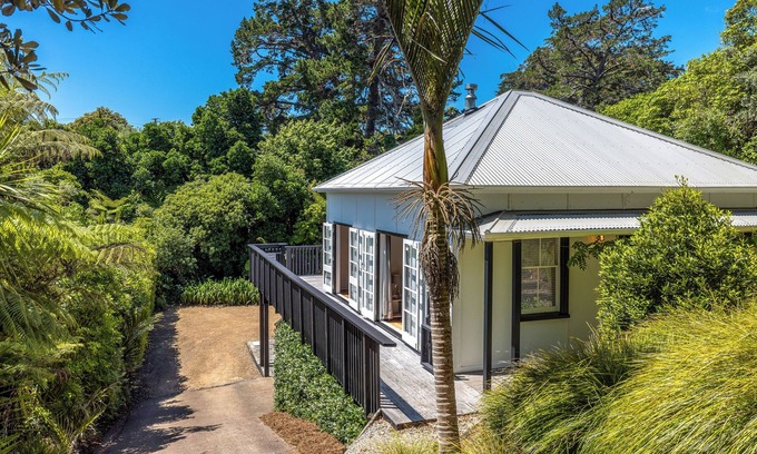 Onetangi House | Nikau Grove - Onetangi Holiday Home