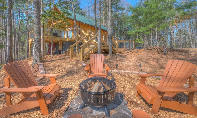 Murphy Cabin | Nikobear's Nook-Tiny Cabin/BIG Amenities-King Bed-Secure Porch and Yard for Pups