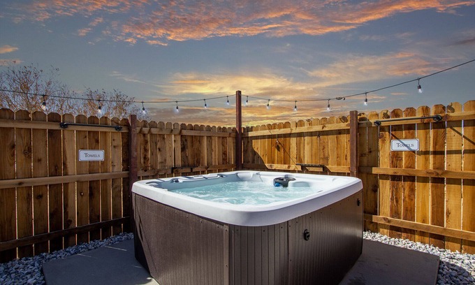 Twentynine Palms House | Nintendo64, Arcade ,DVD, Telescope, HotTub