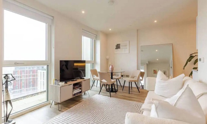 Wormholt and White City Apartment | Niru Experience Skyview Penthouse