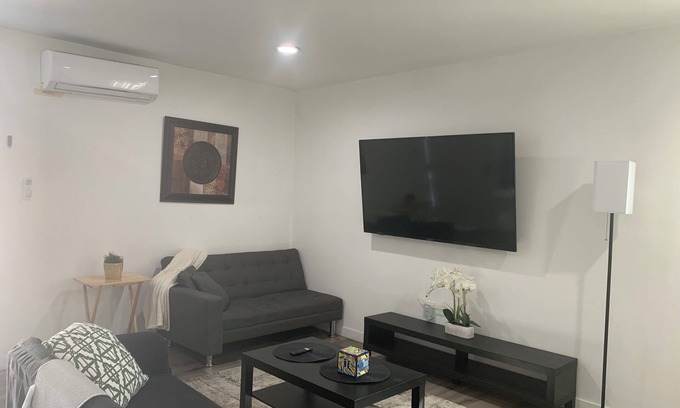 Palms House | nModern One bedroom Guest House with WiFi, AC, Charming Patio, near Culver City,