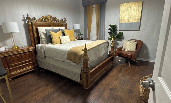 Covington House | nn"Experience Luxury 1-Bedroom Retreat in Covington with chef inspired kitchen.