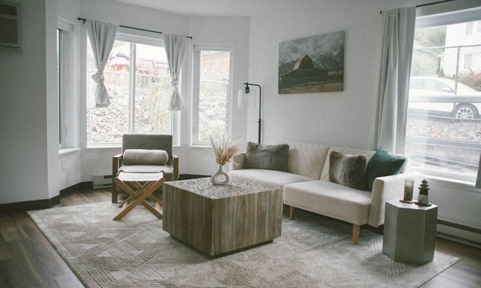 East Hillside Apartment | No. 108 Monthly Luxe Apartment Near Downtown