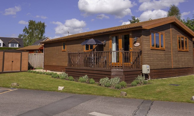 Fangfoss House | NO 22 CHERRY BLOSSOM, pet friendly, with hot tub in Wilberfoss