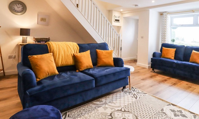 Blackburn Cottage | NO. 3 LANESIDE, character holiday cottage in Great Harwood