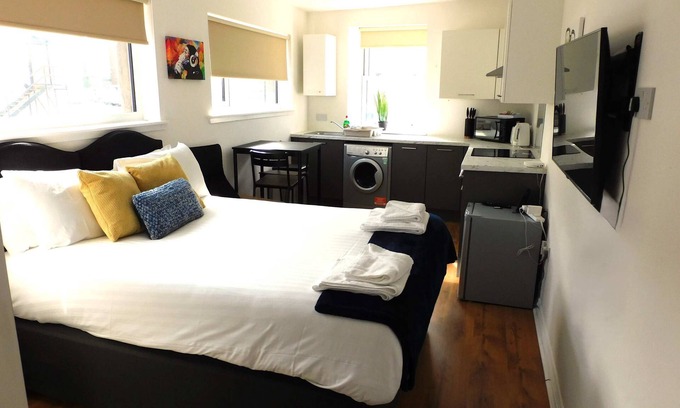 Lanark Apartment | No 3 - Modern Studio Apartment in Lanark Town Centre