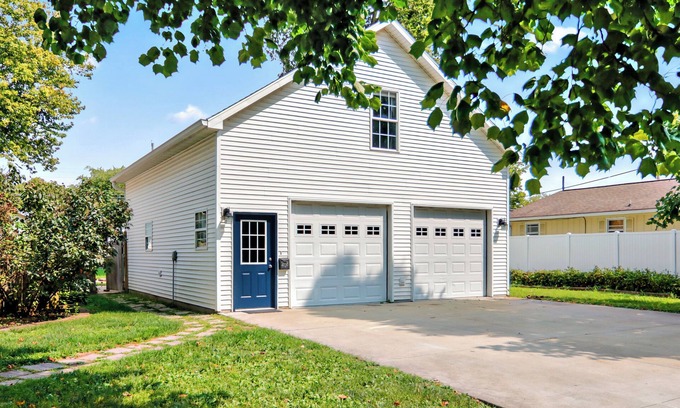 Lincoln Apartment | NO Cleaning Fee! Safe, Pet Friendly, Fully Furnished Detached Garage Guesthouse