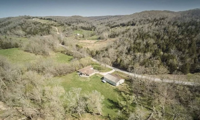 Ponce De Leon House | No cleaning fees! Between Branson and Springfield, Sleeps 16! Pet friendly!