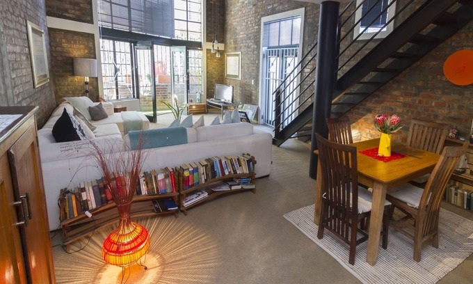 Victoria and Alfred Waterfront Apartment | No load shedding! 5 Star loft - private patio - Wi-Fi 40Mbps - Pool
