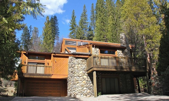 North Wawona House | NO PARK RESERVATIONS NEEDED! INSIDE YOSEMITE PK FRANK LLOYD WRIGHT INSPIRED HOME