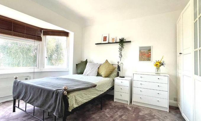 London Borough of Ealing Apartment | No2326 Tree-Hole
