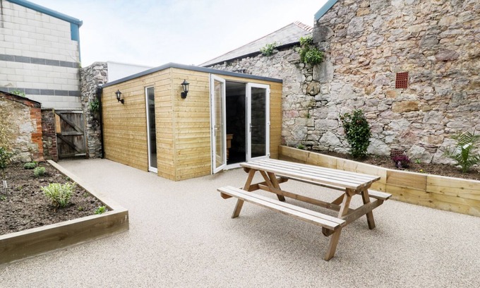 Llandudno House | NOAH'S REST, pet friendly, character holiday cottage in Llandudno