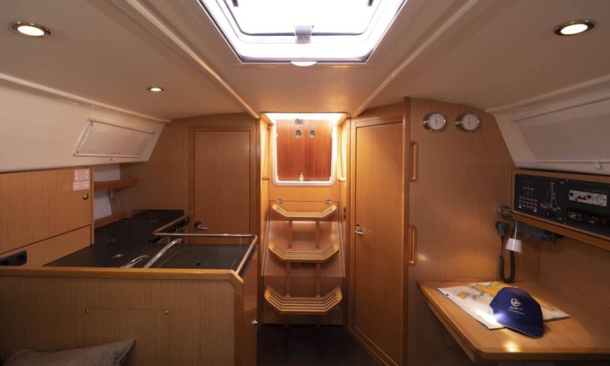 Vigo Boat Rental | Noche a Bordo en un Velero de Lujo Sobre el Mar, en Pleno Corazón de la Ciudad