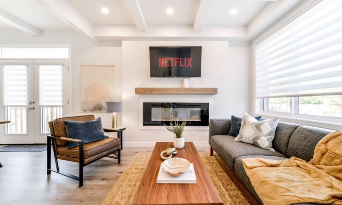 Jasper Place House | Nordic Escape | Near WEM & DT | AirCon | King Bed