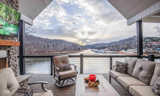 La Follette House | Norris Lake Luxury at Knot Working | Waterfront Home w/Boat Dock