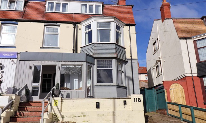 Scarborough Cottage | NORTH BEACH LODGE, pet friendly, with hot tub in Scarborough