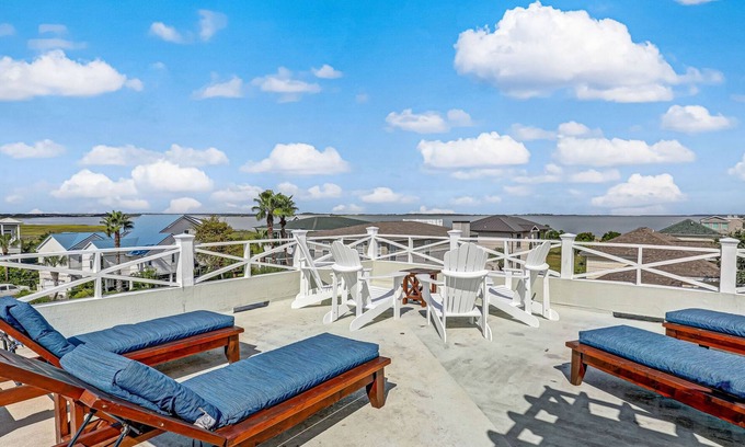 Tybee Island House | North Beach Tybee Home With Roof Top Deck | Walk to Beach | Heated pool access