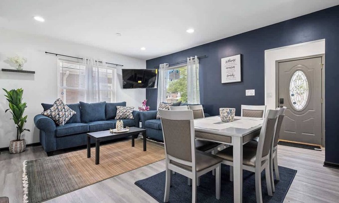 North Chicago House | North Chi retreat – Navy, Sauna, Tiki Bar, Games