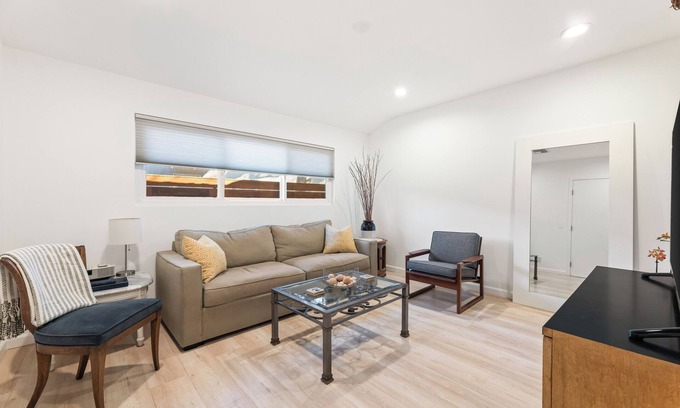 North Hills West Cottage | North Hills Private Guest Cottage, Laundry, Wi-Fi, Kitchen. Pets welcome